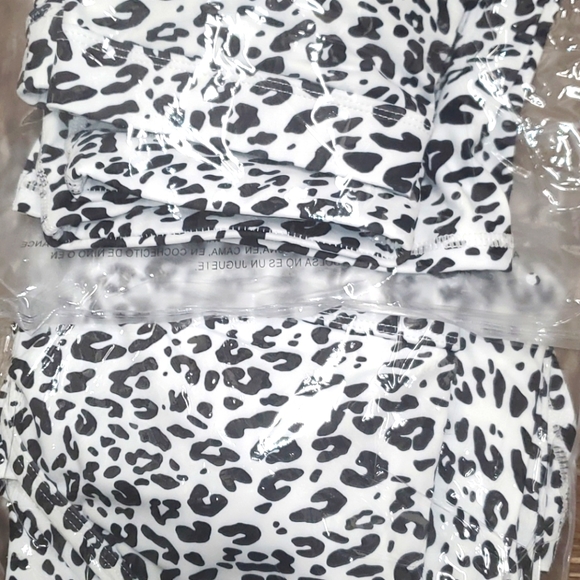 White Leopard Print Shorts Bra & Shorts Set 🖤 - Picture 4 of 4